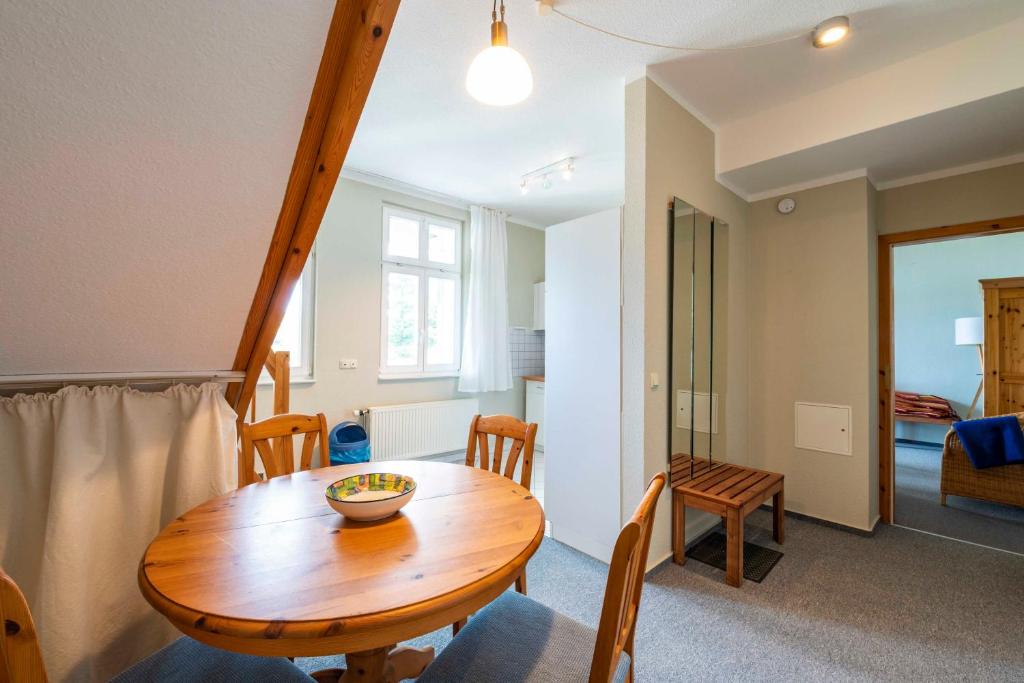 Ferienwohnung mit Seeblick und Schwimmbad room 6